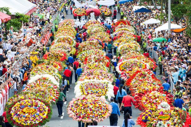 Foule de gens, parade avec des fleurs, Medellín Colombie