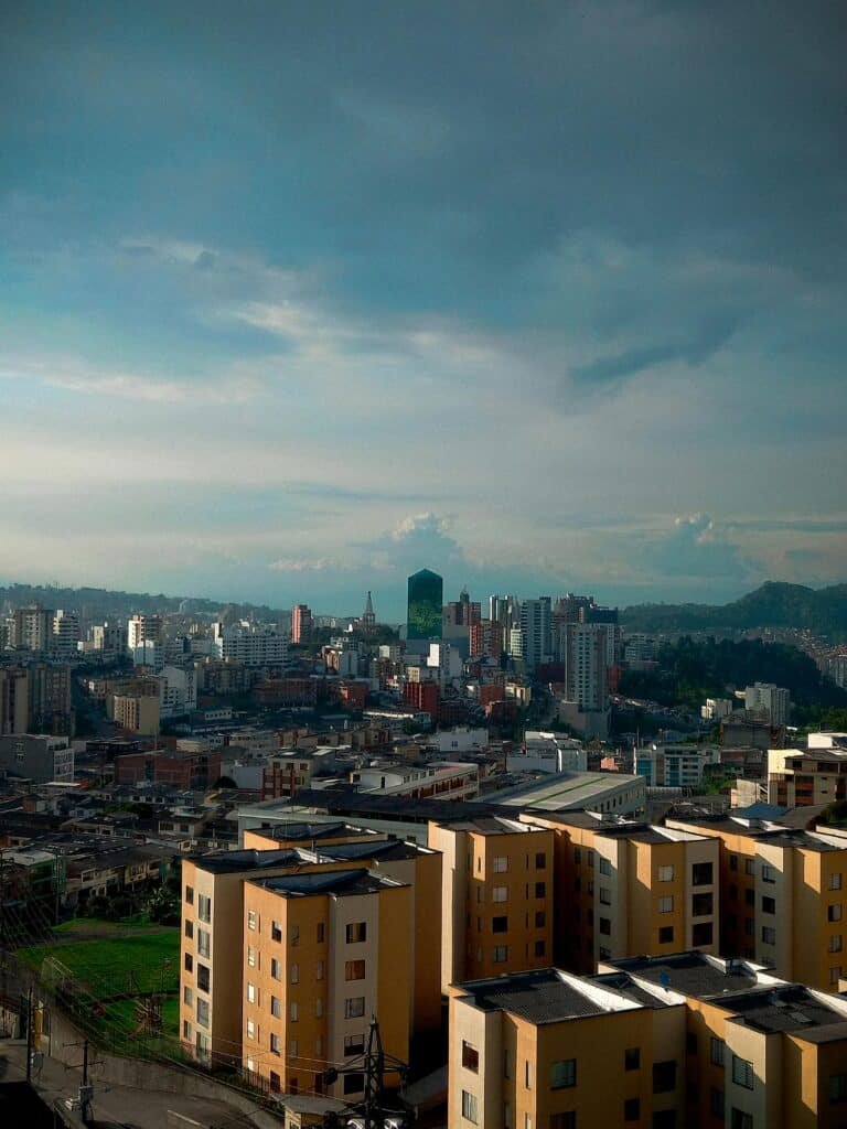Vue panoramique de Manizales en Colombie avec les montagnes andines