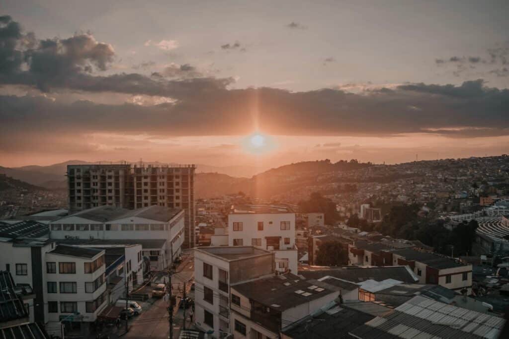 Coucher de soleil sur Manizales en Colombie avec vue sur la ville et les montagnes andines