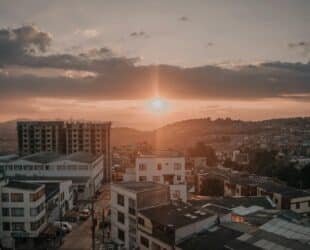 Coucher de soleil sur Manizales en Colombie avec vue sur la ville et les montagnes andines