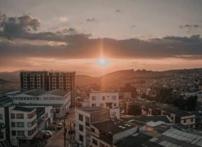 Coucher de soleil sur Manizales en Colombie avec vue sur la ville et les montagnes andines