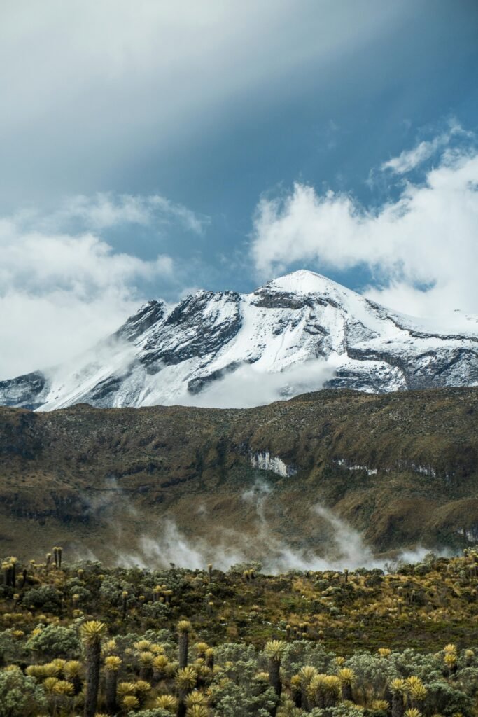 Nevado del Ruiz près de Manizales en Colombie, volcan andin enneigé
