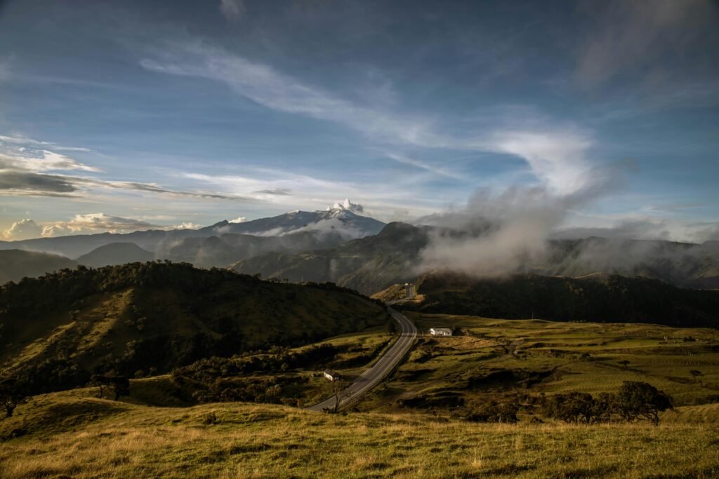 Paysage de montagne verdoyant autour de Manizales en Colombie avec route panoramique