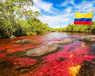Rivière colorée en Colombie avec le drapeau colombien illustrant la diversité des paysages du pays