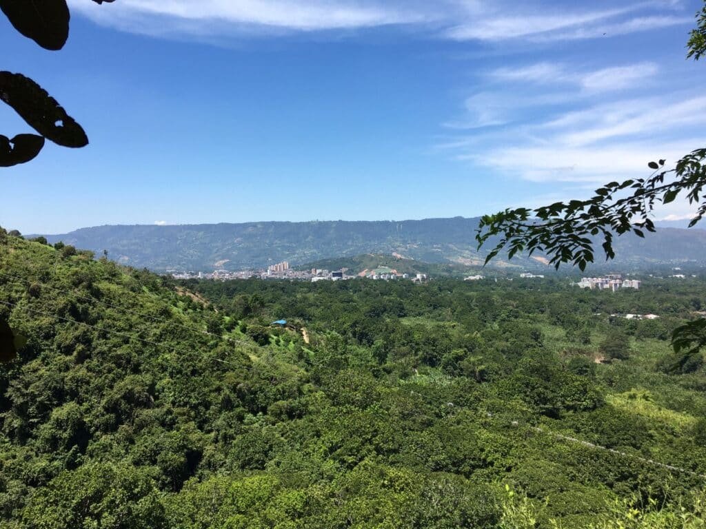 Paysage verdoyant autour de Bucaramanga, à Piedecuesta entre collines boisées et nature tropicale du département de Santander