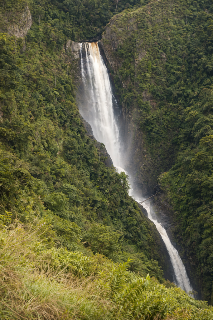 Cascade spectaculaire près de San Agustín au cœur de la nature colombienne