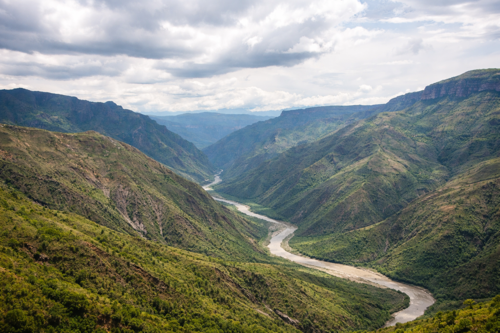 Canyon du Chicamocha près de Bucaramanga en Colombie, paysage montagneux traversé par une rivière