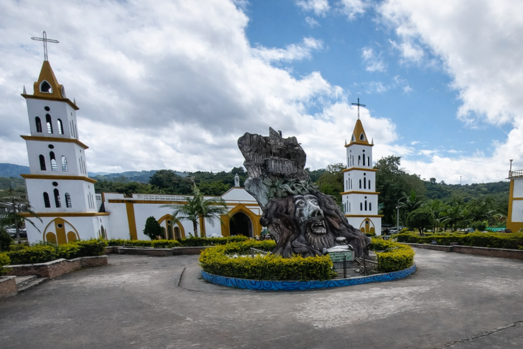 Place principale de San Agustín en Colombie dans la région du Huila avec vue sur l’église et la sculpture centrale