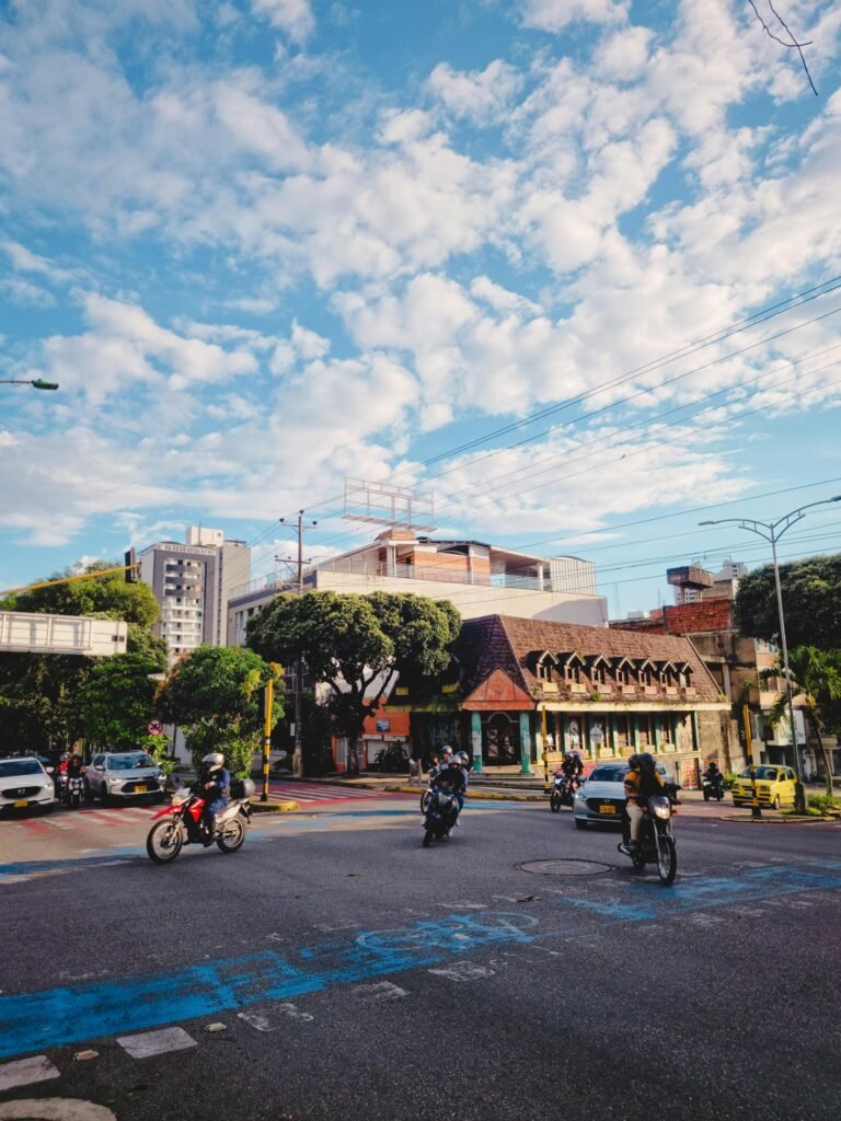 Carrefour animé à Bucaramanga en Colombie, avec motos et bâtiments urbains sous un ciel dégagé