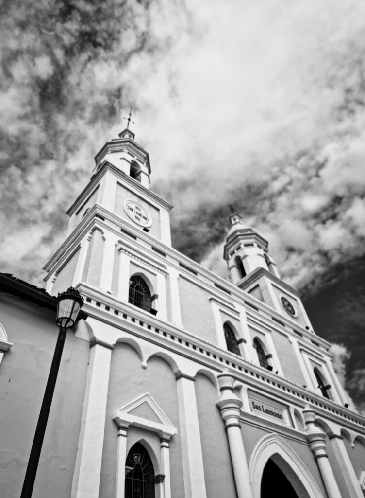 Église historique de Bucaramanga photographiée en contre-plongée, symbole du patrimoine architectural de la ville