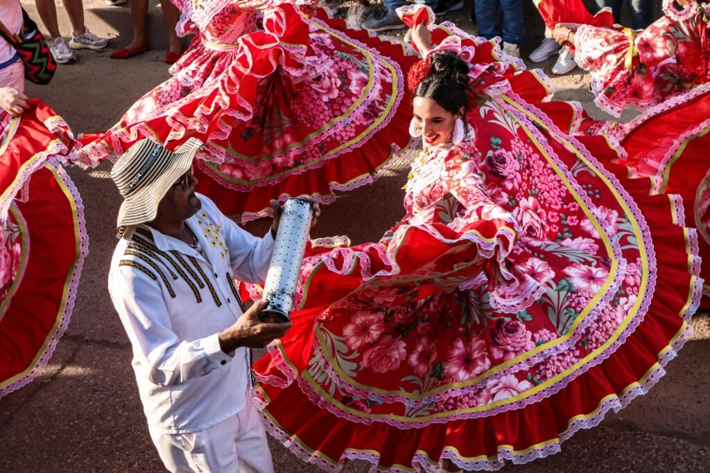 Danse traditionnelle colombienne avec des danseurs en costumes rouges lors d’une fête culturelle en Colombie