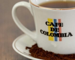 Tasse de café colombien, symbole du café dans le quotidien des Colombiens
