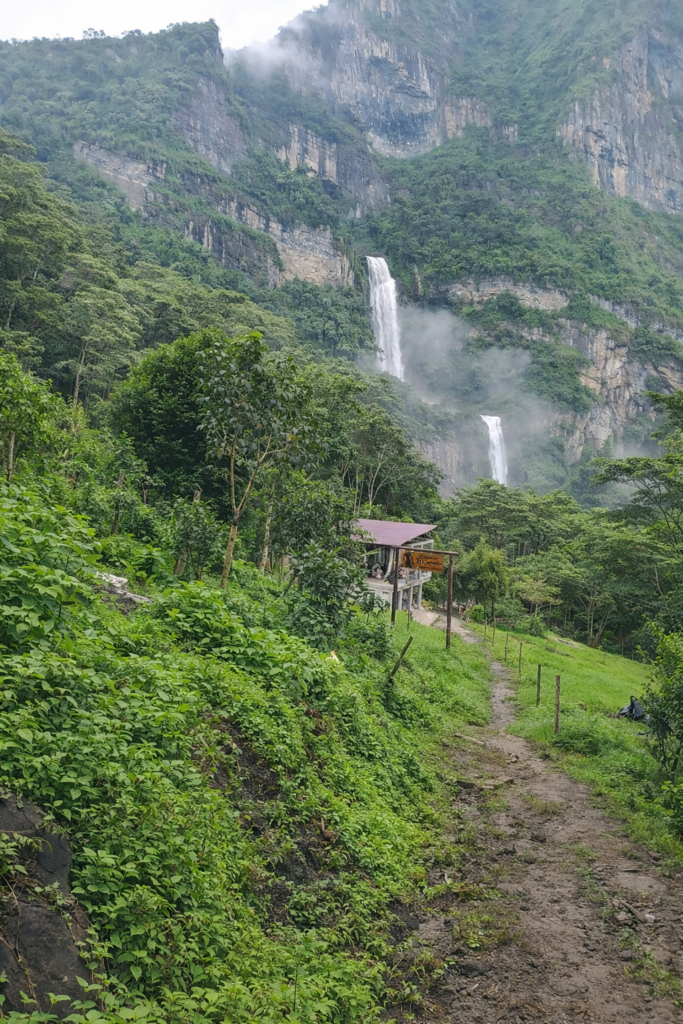 Sentier rural menant aux Ventanas de Tisquizoque avec la cascade visible en arrière-plan à Florián, Santander