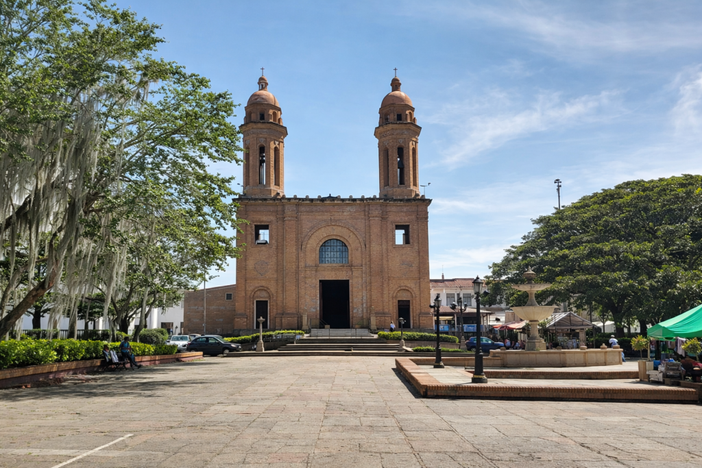 Place principale et église de Florián dans le département de Santander en Colombie