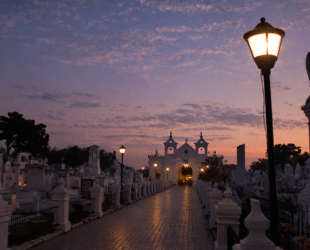 Cimetière historique de Mompox au coucher du soleil, avec statues, lanternes allumées et chapelle coloniale dans le centre historique en Colombie