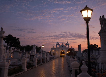 Cimetière historique de Mompox au coucher du soleil, avec statues, lanternes allumées et chapelle coloniale dans le centre historique en Colombie