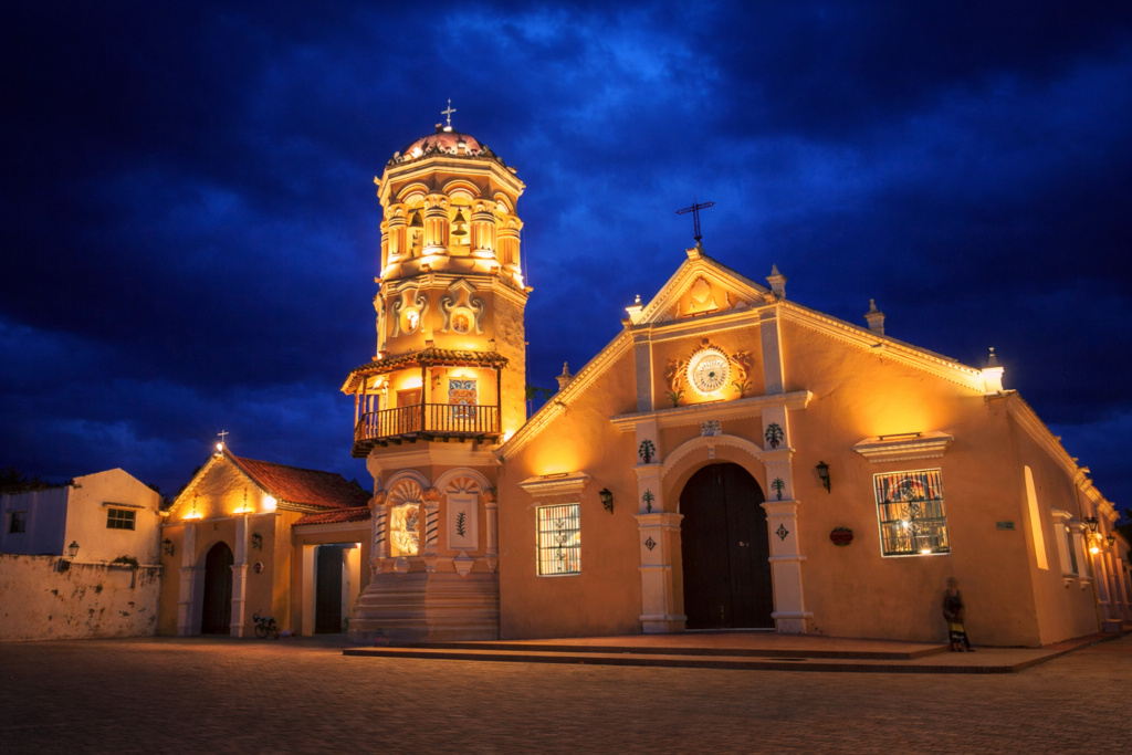 Église Santa Bárbara illuminée de nuit à Mompox, ville coloniale classée UNESCO au bord du fleuve Magdalena en Colombie