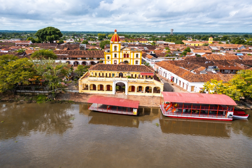 Vue aérienne de Mompox, ville coloniale classée UNESCO en Colombie, avec le fleuve Magdalena, ses maisons aux toits en tuiles et les embarcadères fluviaux