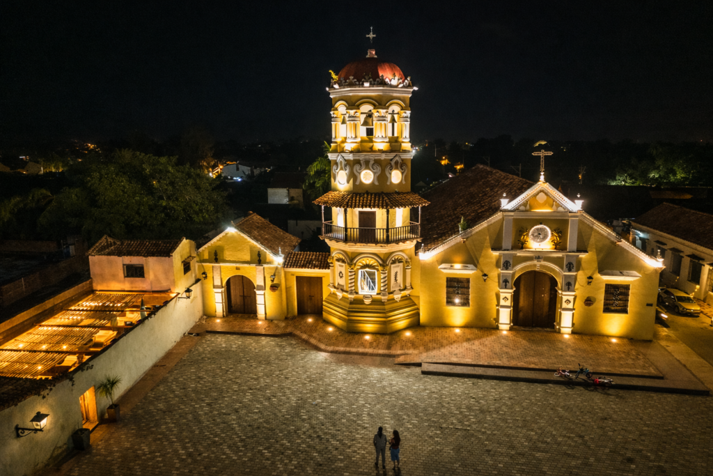 Illustration réaliste de l’église Santa Bárbara illuminée de nuit à Mompox, ville coloniale classée UNESCO en Colombie