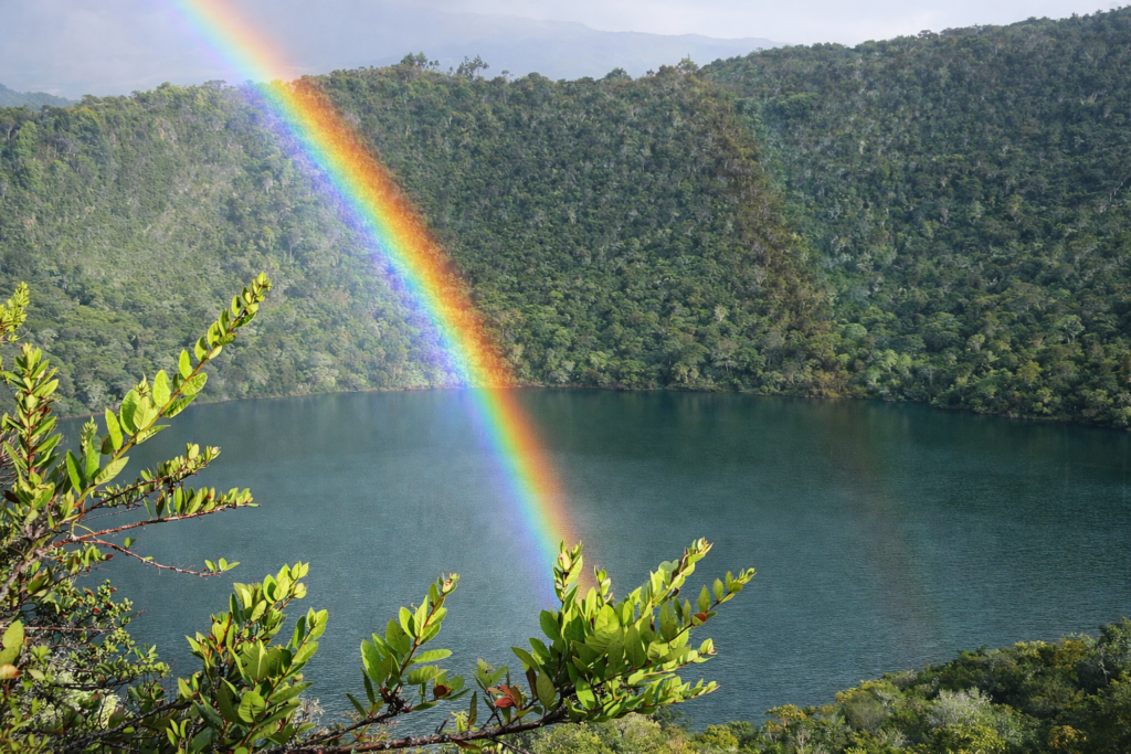 Arc-en-ciel au-dessus de la Laguna de Guatavita en Colombie, lac sacré des Andes lié à la légende d’El Dorado