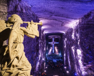 intérieur de la cathédrale de sel de Zipaquirá près de Bogotá Colombie avec une grande croix illuminée dans la mine de sel