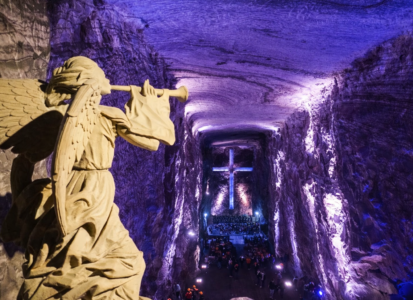 intérieur de la cathédrale de sel de Zipaquirá près de Bogotá Colombie avec une grande croix illuminée dans la mine de sel