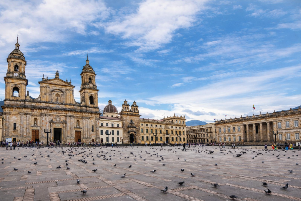 illustration réaliste de la Plaza Bolívar à Bogotá en Colombie avec la cathédrale primada et les bâtiments historiques