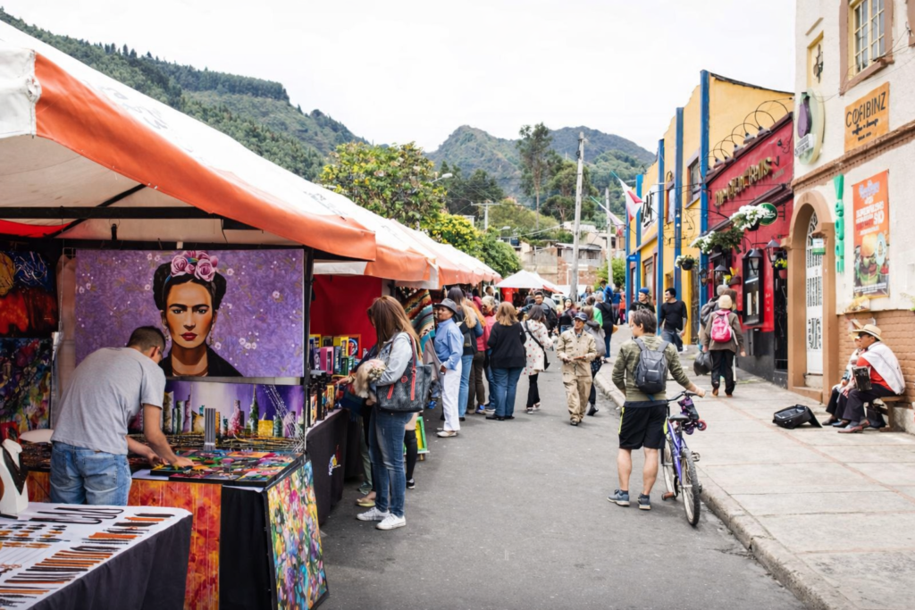 illustration réaliste du marché artisanal du quartier usaquen à bogota en colombie avec ses stands et ses visiteurs