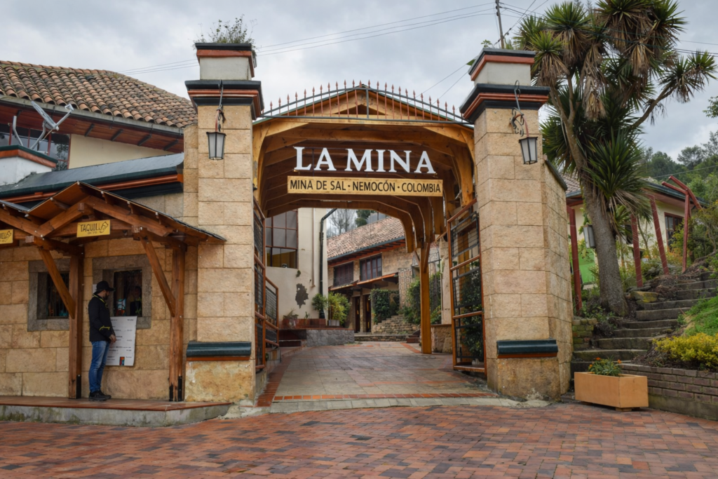 Entrée de la mine de sel de Nemocón en Colombie près de Bogotá