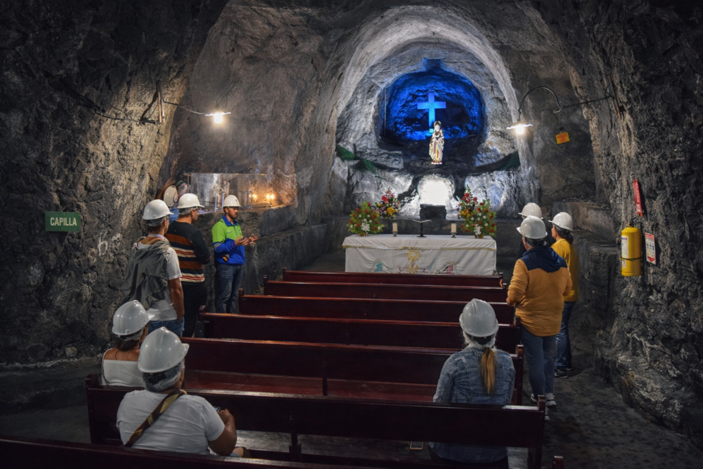 Chapelle souterraine dans la mine de sel de Nemocón avec visiteurs et guide en Colombie