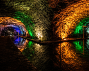 Miroir de saumure dans la mine de sel de Nemocón avec jeux de lumière en Colombie