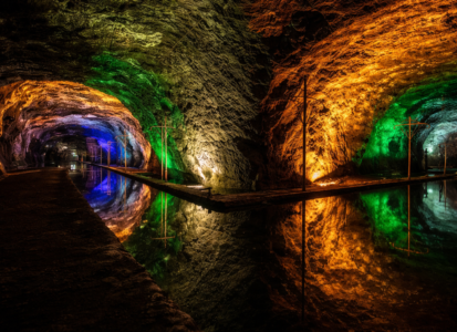 Miroir de saumure dans la mine de sel de Nemocón avec jeux de lumière en Colombie