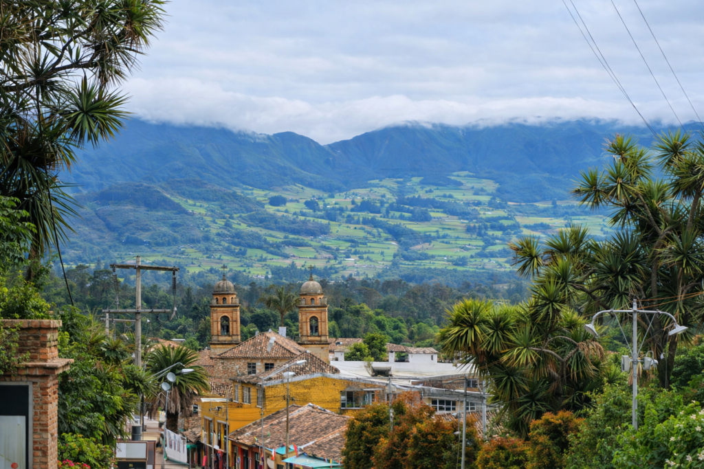 Vue sur le village de Nemocón en Colombie avec les montagnes près de Bogotá