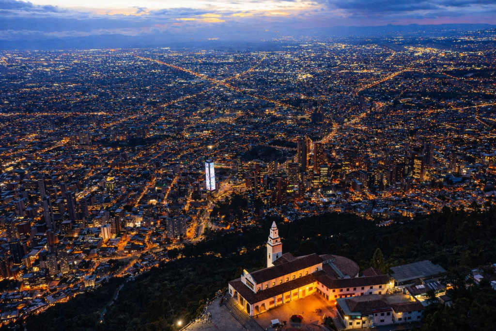 illustration réaliste de la vue sur bogota depuis le cerro de monserrate de nuit en colombie