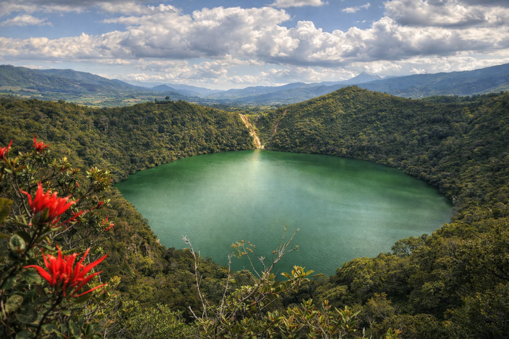 Laguna de Guatavita vue depuis le cratère dans les Andes colombiennes, lac sacré associé à la légende d’El Dorado
