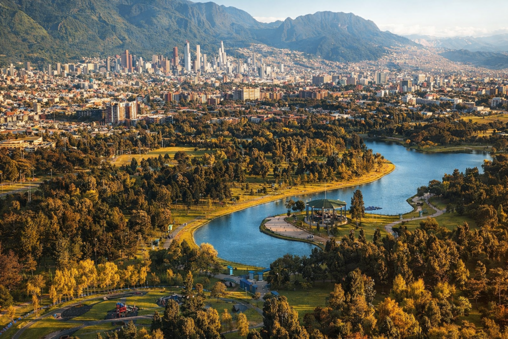 vue aérienne du parc Simón Bolívar à Bogotá en Colombie avec le lac et la skyline de la ville