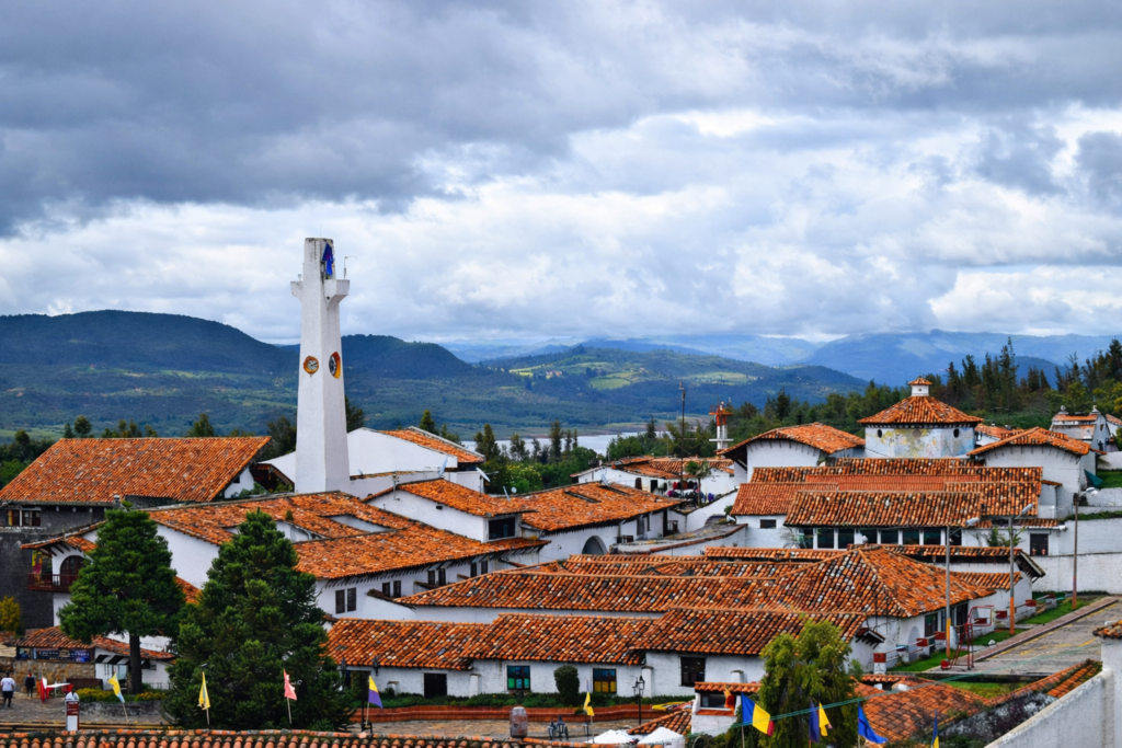 Village de Guatavita en Colombie avec ses maisons blanches et toits en tuiles près de la Laguna de Guatavita