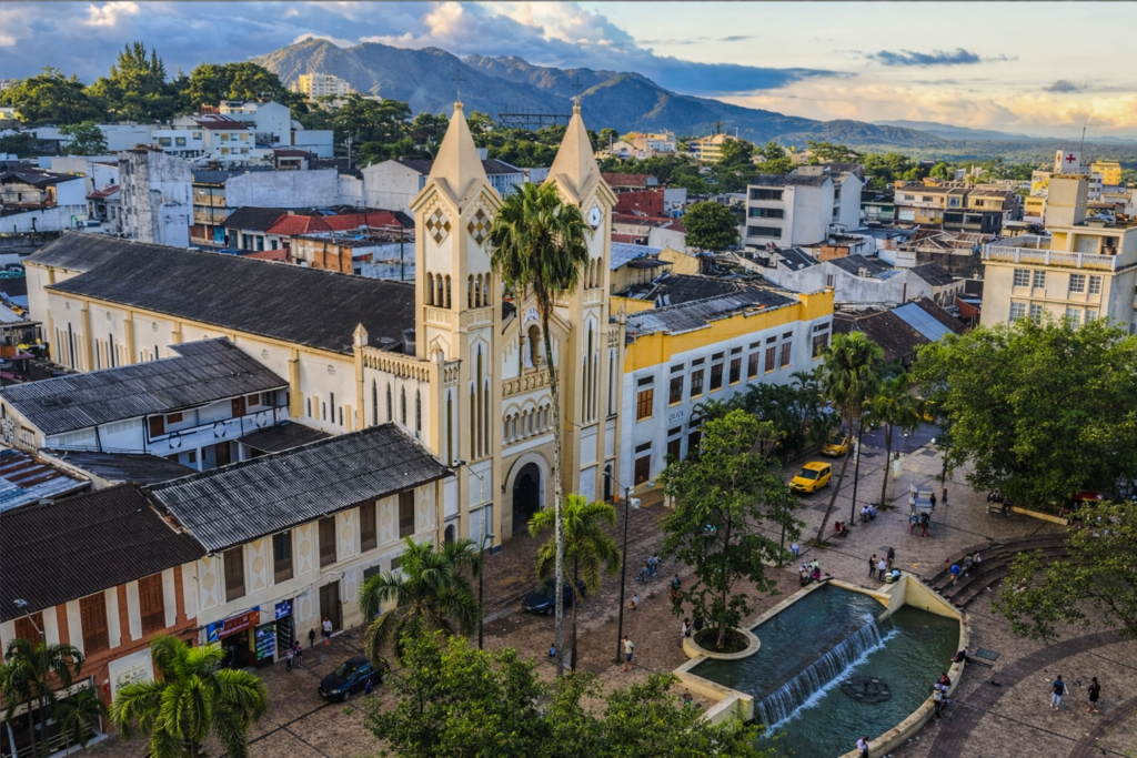 cathédrale de villavicencio et place principale avec fontaine et montagnes en arrière-plan en colombie