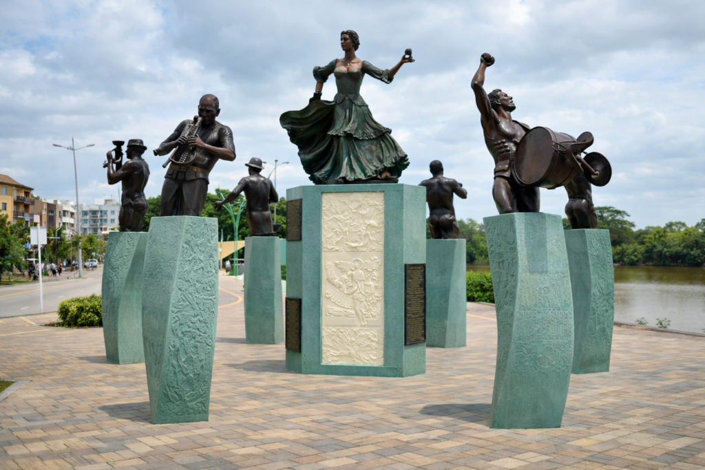 Monteria Colombie monument culturel Ronda del Sinu statues