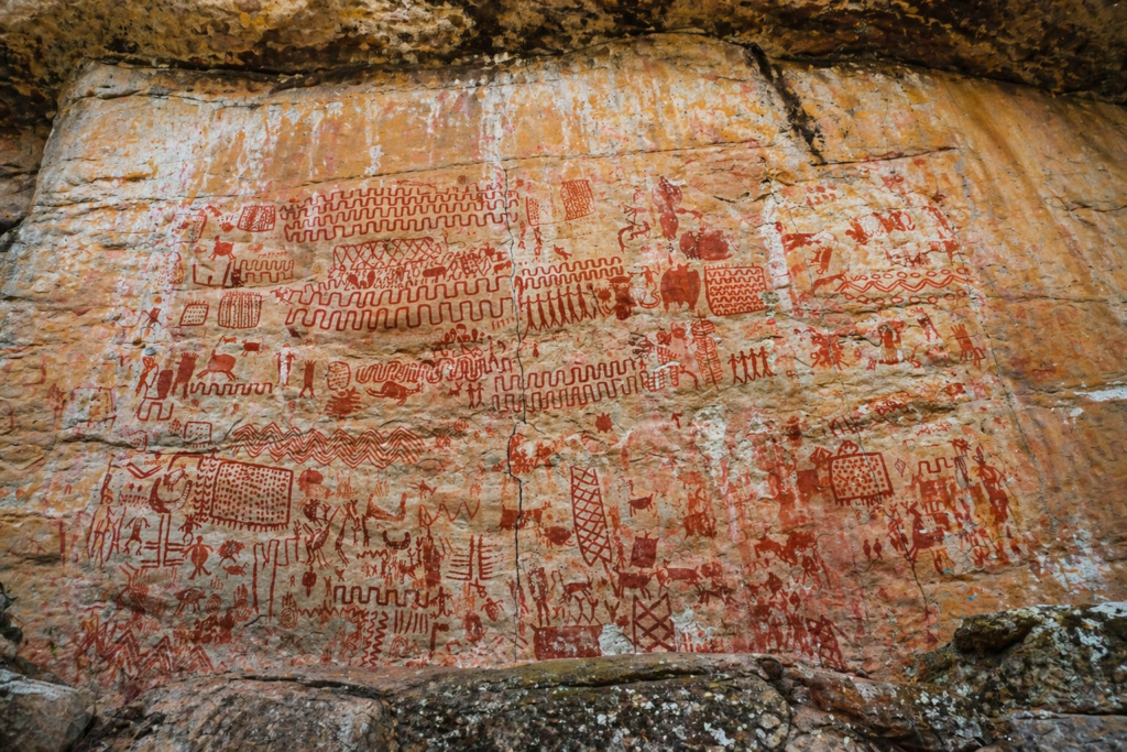 peintures rupestres de cerro azul dans la serrania de la lindosa près de san jose del guaviare en colombie