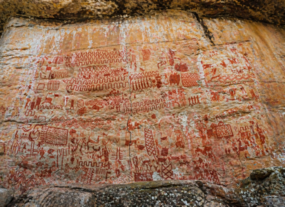 peintures rupestres de cerro azul dans la serrania de la lindosa près de san jose del guaviare en colombie