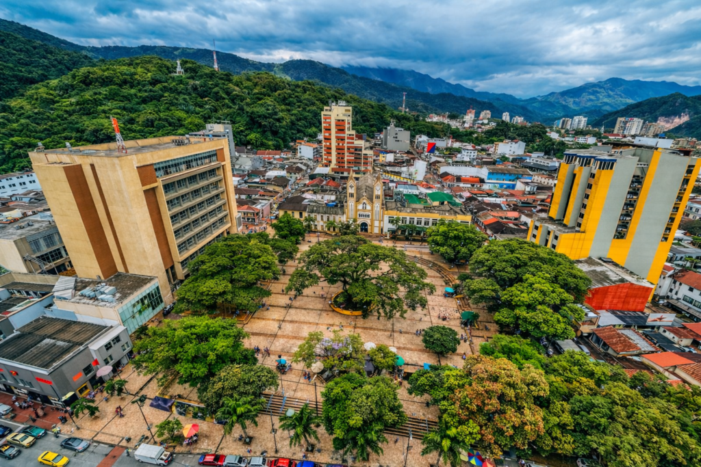 vue aérienne du centre de villavicencio avec place principale arborée et montagnes des andes en colombie