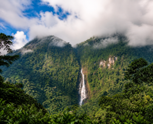 cascade dans le canon del combeima près d ibague en colombie entourée de montagnes et de nature