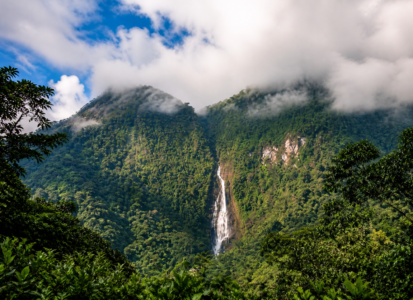 cascade dans le canon del combeima près d ibague en colombie entourée de montagnes et de nature
