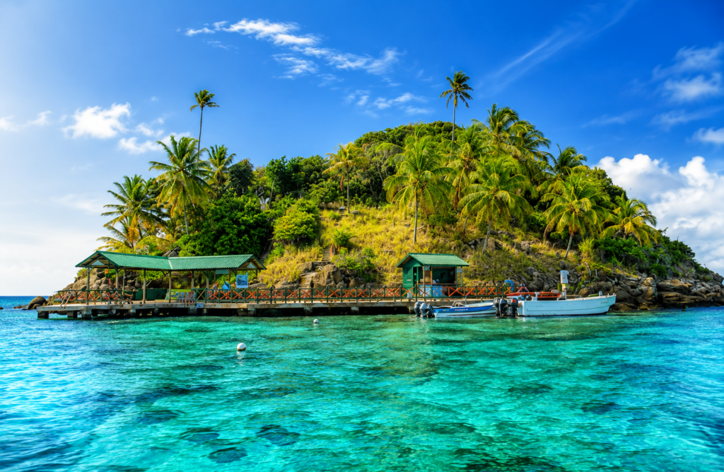 Petite île de Cayo Cangrejo entourée d’eau turquoise à Providencia en Colombie