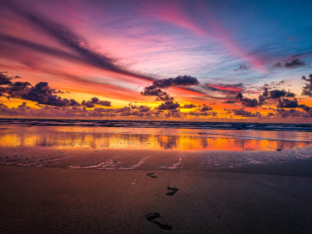coucher de soleil sur une plage sauvage du pacifique colombien près de Buenaventura