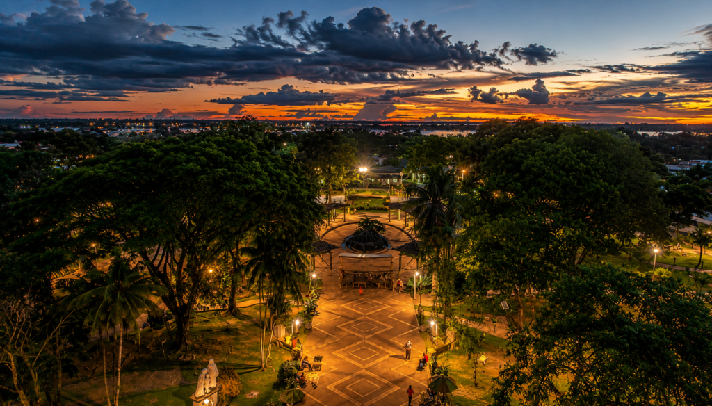 coucher de soleil sur Leticia en Amazonie colombienne avec parc et végétation tropicale