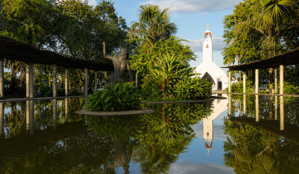 parc tropical a Leticia en Colombie avec végétation et reflets dans l eau