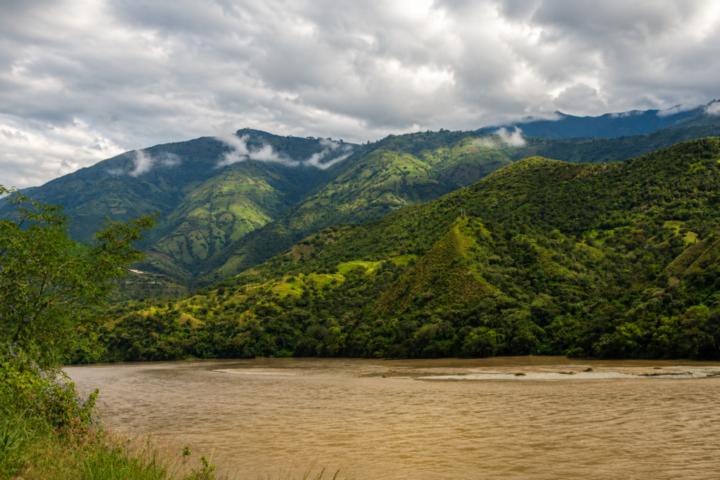paysages montagneux et jungle tropicale du pacifique colombien pres de Buenaventura