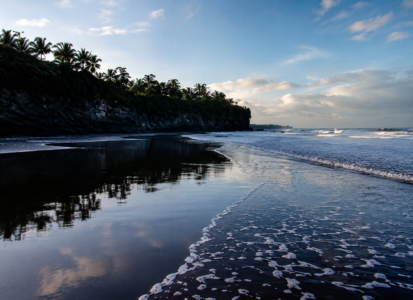 plage sauvage du pacifique colombien avec jungle et sable noir pres de buenaventura